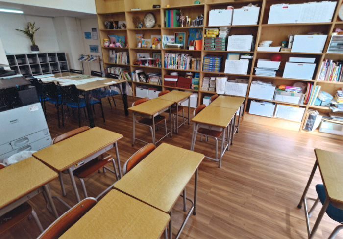 �������i